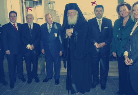 Αριστερά με το κόκκινο σημάδι, δίπλα στον Πρόεδρο της Δημοκρατίας κ. Παπούλια κι Λαυρεντιάδης πίσω από τον αρχιεπίσκοπο...
