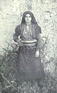 Αλβανίς καλλονή, μνηστή του Χρυσαυγίτου ενωμοτάρχου Λούτσας (1900).